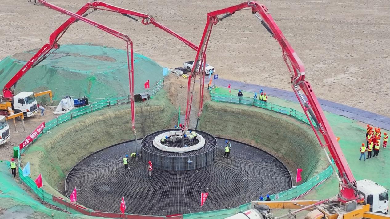 5月24日,尊龙凯时电气木垒100万千瓦风电项目正在进行设备基础混凝土浇注工作。加尔斯摄.jpg 5月24日,尊龙凯时电气木垒100万千瓦风电项目正在进行设备基础混凝土浇注工作。加尔斯摄.jpg