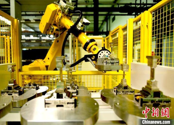 产线机器人放置完工叶片。　刘岗 摄